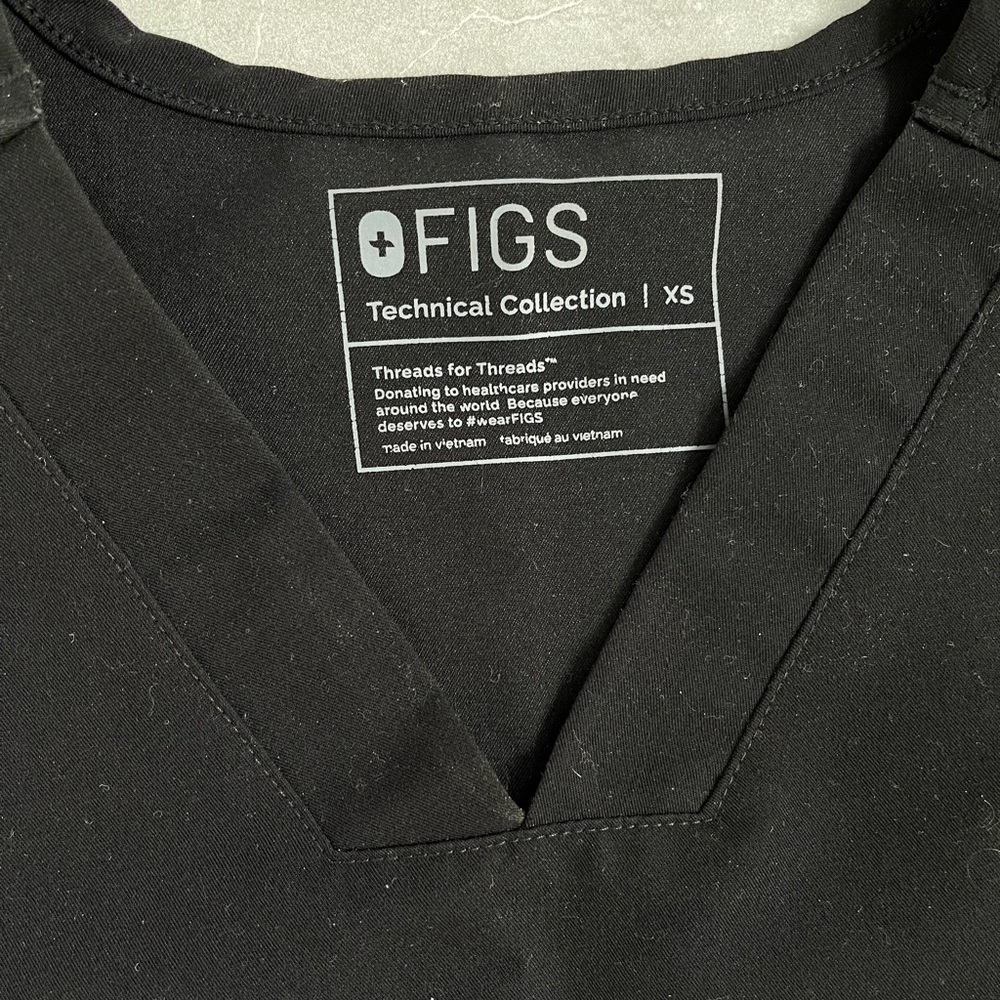 FIGS two side pocket scrub black top